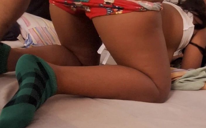 Brunnete Sofi: Un clou anal de Noël pour le jeune gros cul
