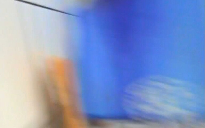 FoxyMedia: Perverzní děvka šla za ní do dámské sprchy