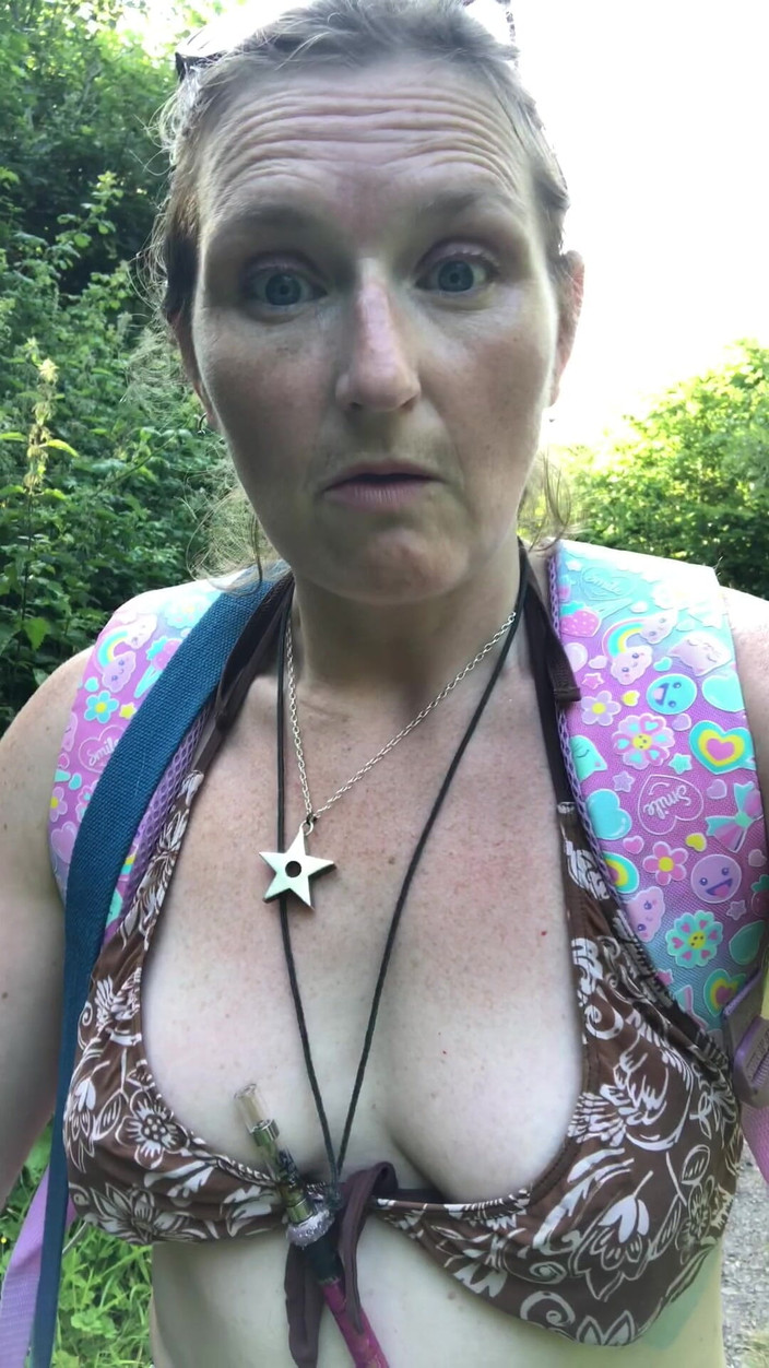 MistressWriggler: 最危险的视频！嗅闻和吮吸气味的阴户，用手指伸出我的奶子和闪烁的阴户毛茸茸的阴户