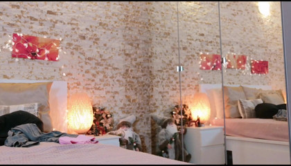 Erotic Tanya: Furzen beim umziehen