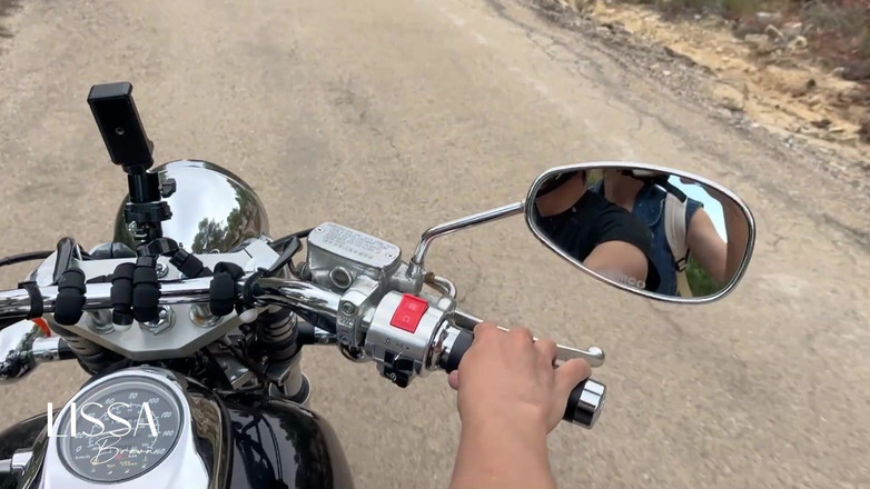 Lissa Brown: 我在摩托车上拿出我继兄弟的鸡巴