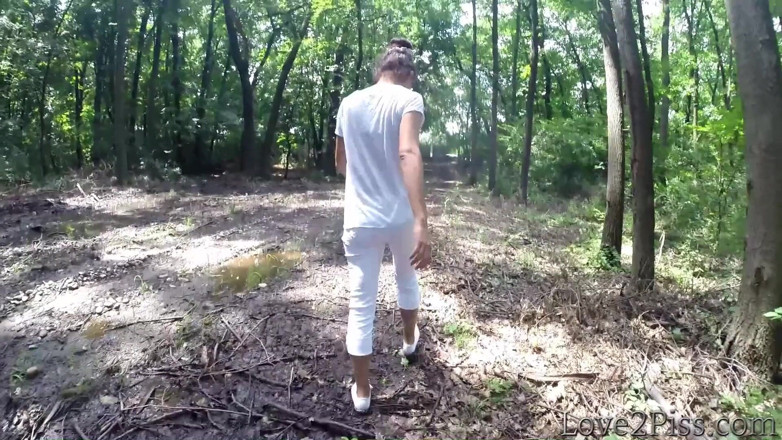 Love 2 Piss: Писяє в лісі і витирає пизду листом - добірка