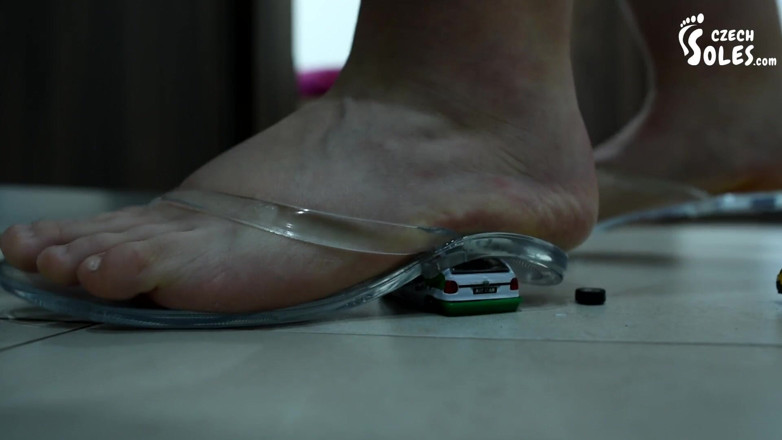 Czech Soles - foot fetish content: Гігантська дівчина дробить автомобілі, наче були іграшки