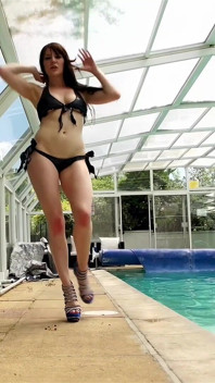 La bollente Samantha bentley prende delle palle bwc in profondità nella piscina