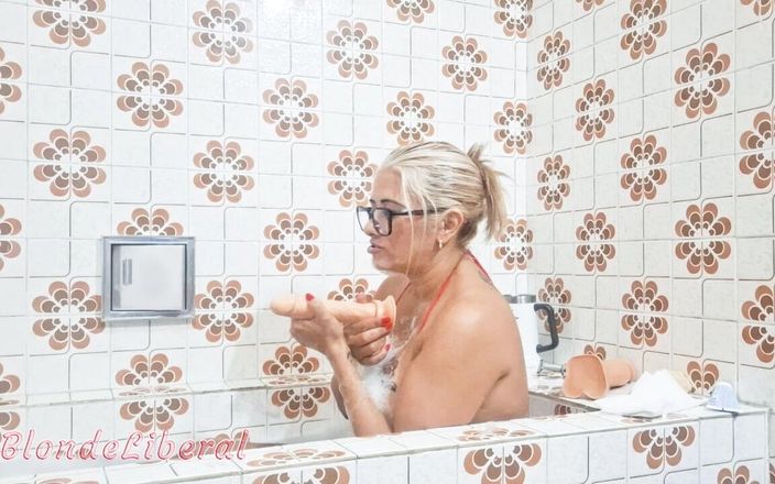 BlondeLiberal: Dildos in ihre muschi stecken und pissen