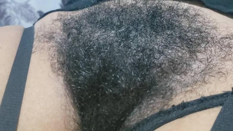 Lovemina: Gara-gara ngentot sama pasangan, memek berbulu tante seksi ini dientot...