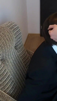 Rico papai chama bellboy e fode ele na boca com seu pau grande