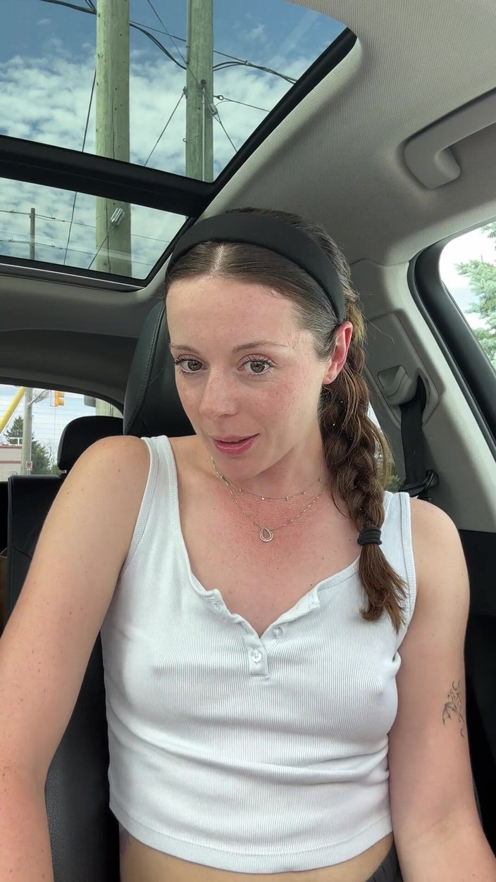Nadia Foxx: Ncicip vibrator baru yang imut di lapangan parkir yang sibuk!