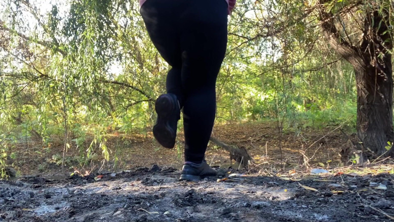 Elena: Pissen in de natuur en alle spetters in je gezicht