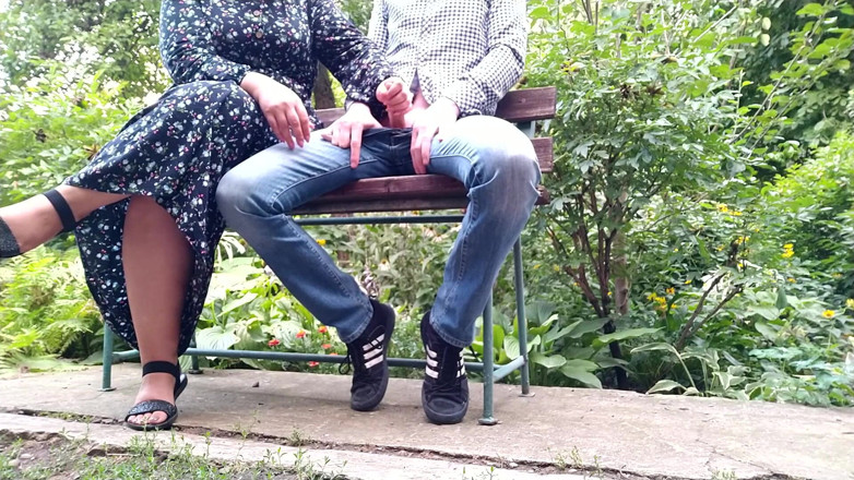 OurFetishLife: Handjob di luar rumah di taman