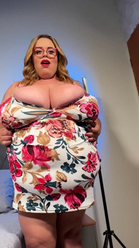 Velká latina Angel BBW telefonuje otrokovi, aby se udělala a šukala jí zadek