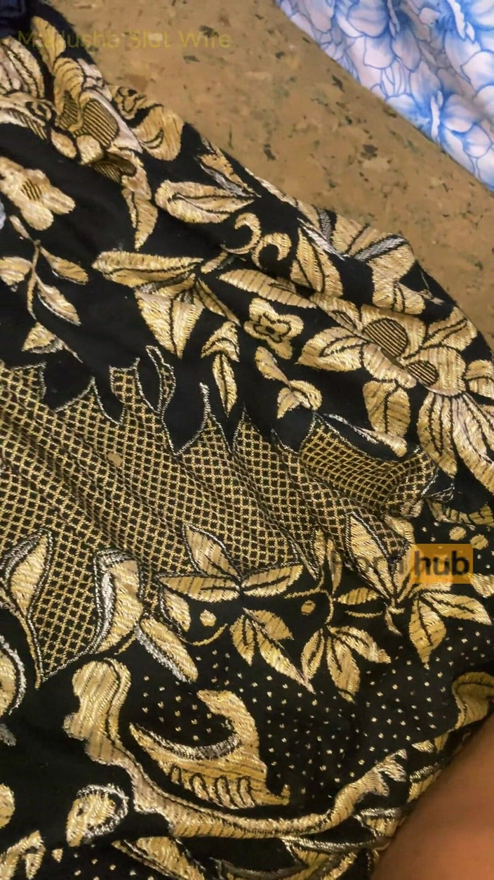 Tiyana: Nabour neukt hard diep in kontgaatje en vult al het...