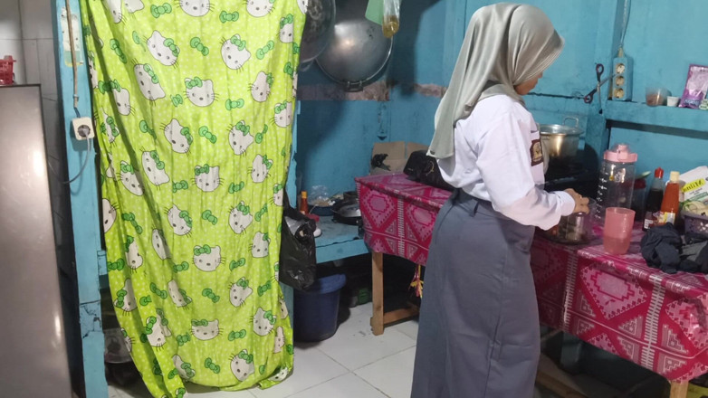 Riania: Stepsister-in-law Is About to Go to College