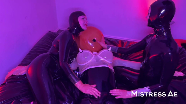 MistressAe: Doppelte latex-dommes, melken unser gummi-objekt