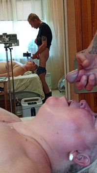 Szarpię mojego kutasa i pieprzę macochę w gardle, a następnie spust w jej ustach