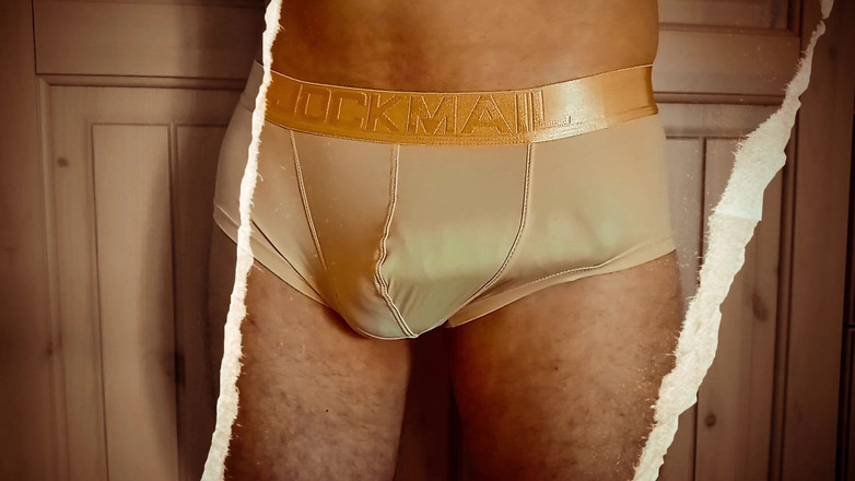 TheOldBigThing: 禁止在公共场合触摸。当他把放进他的莱卡裤子里时，他的工具会跳动。