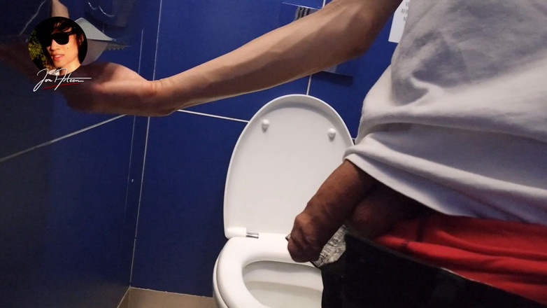 Jon Arteen: Gay twink piscia, si masturba il suo pene e eiacula...