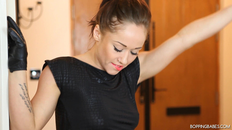 Bopping babes: Kiki Devine - stripteuză sexy