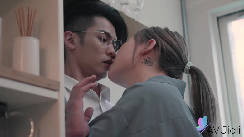 AV Jiali: 을 빠는 Lin과 동료가 그녀에게 와서 섹스