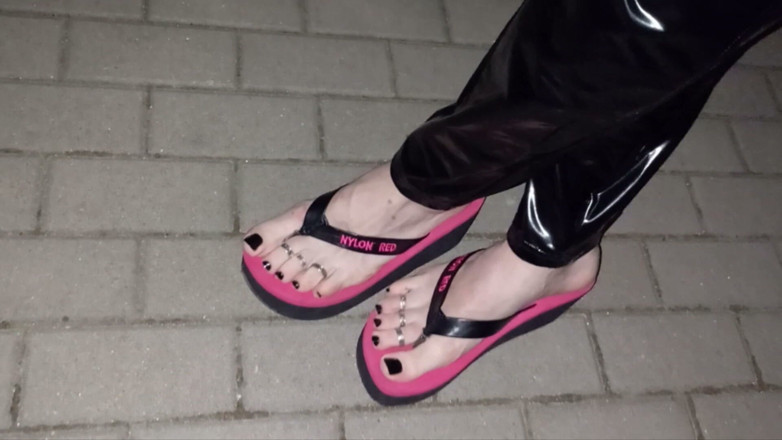 Heelex: Crossdresser dalam flip-flop seksi dan bingkap lateks