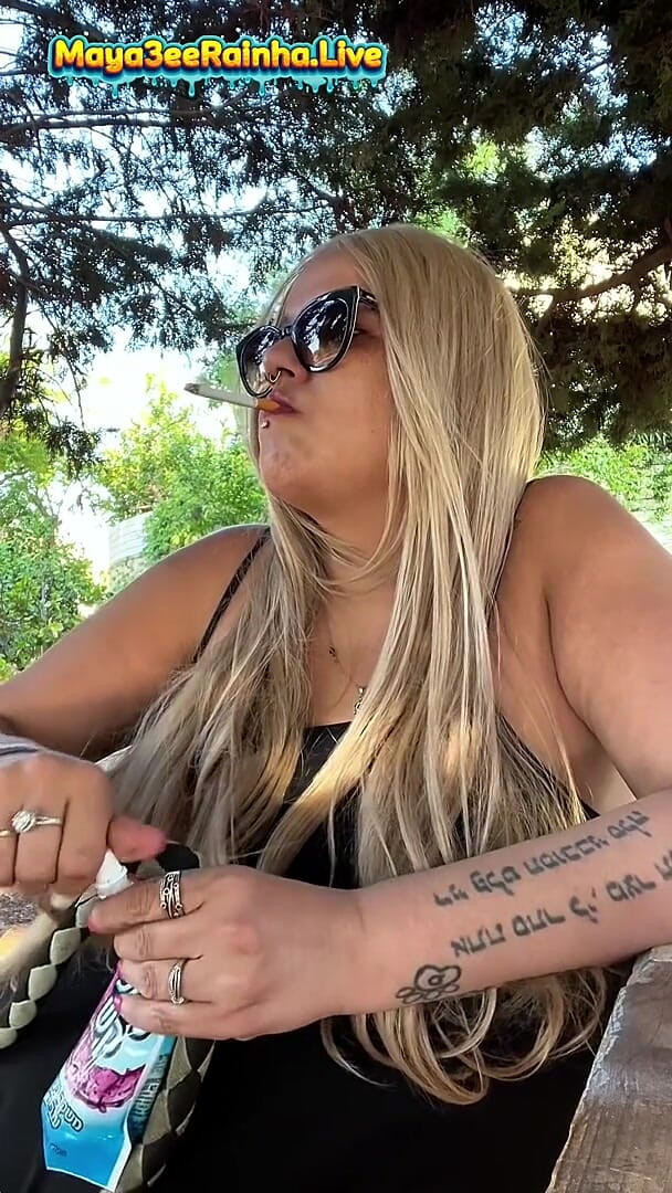 Goddess Maya3ee Rainha: BBW brazilská milf bohyně ranní venkovní kouření rituál ukazující stehna