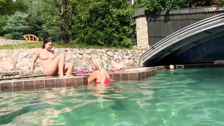 Radical Lesbian: Des lesbiennes baisent dans la piscine.
