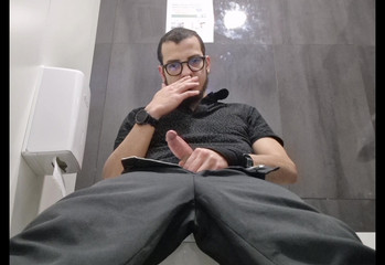 Fitguywithbigdick: Pubblic toilette solo-typ-masturbation
