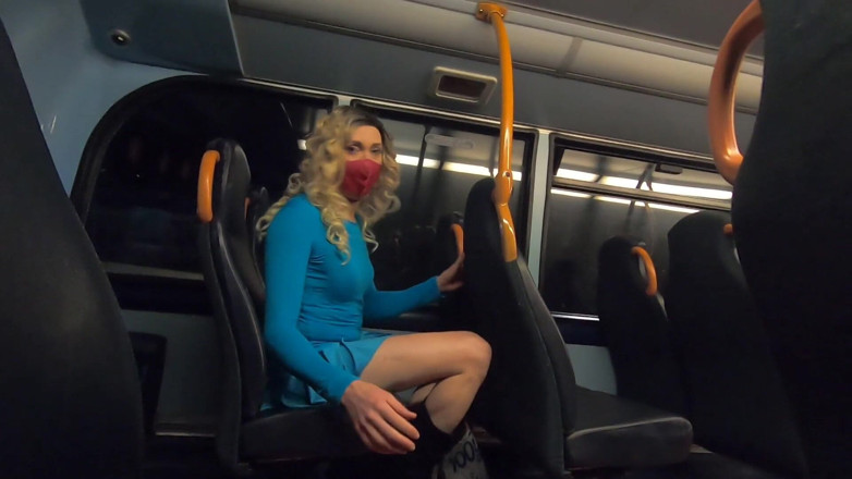 The Midnight Minx: Mini sukně autobus masturbuje