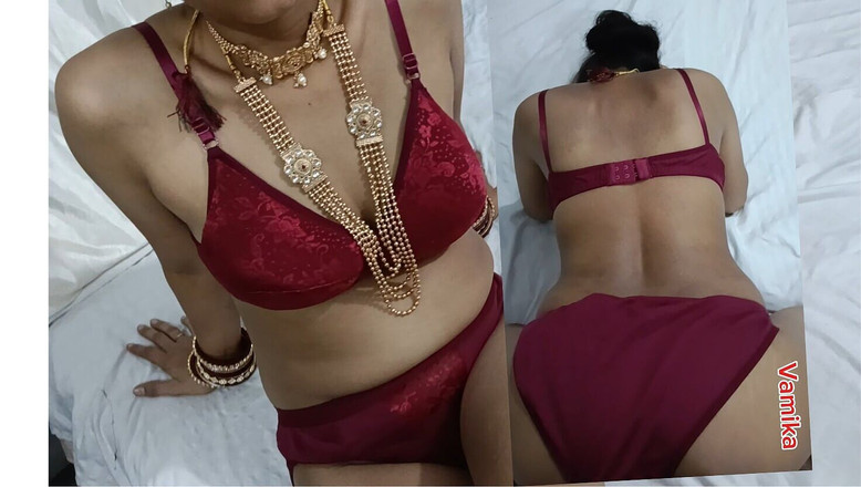 Vamika: Superba indiancă Bhabhi în Red Bikni arată mai sexy