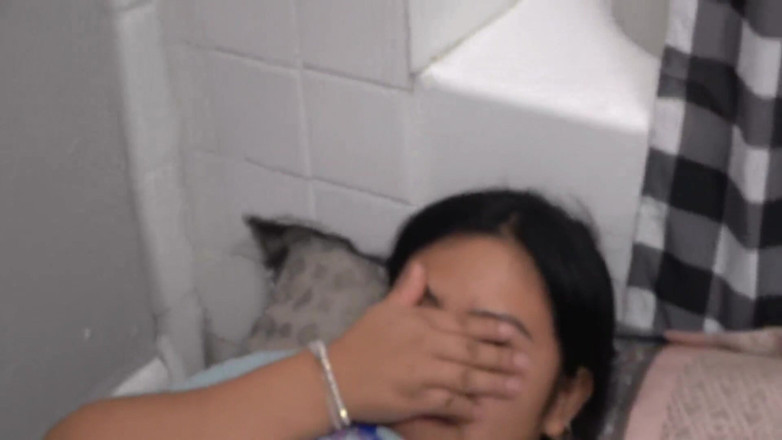Antoniojaureugui1: Ragazza teenager, la scopo in bagno mentre il suo fidanzato...