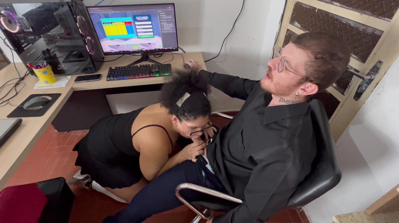 Carmona TS: いたずらな秘書が自分を宣伝するために会社の上司をしゃぶった