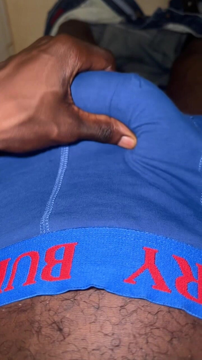Slimniqqa: Une grosse noire se branle dans les toilettes du centre...