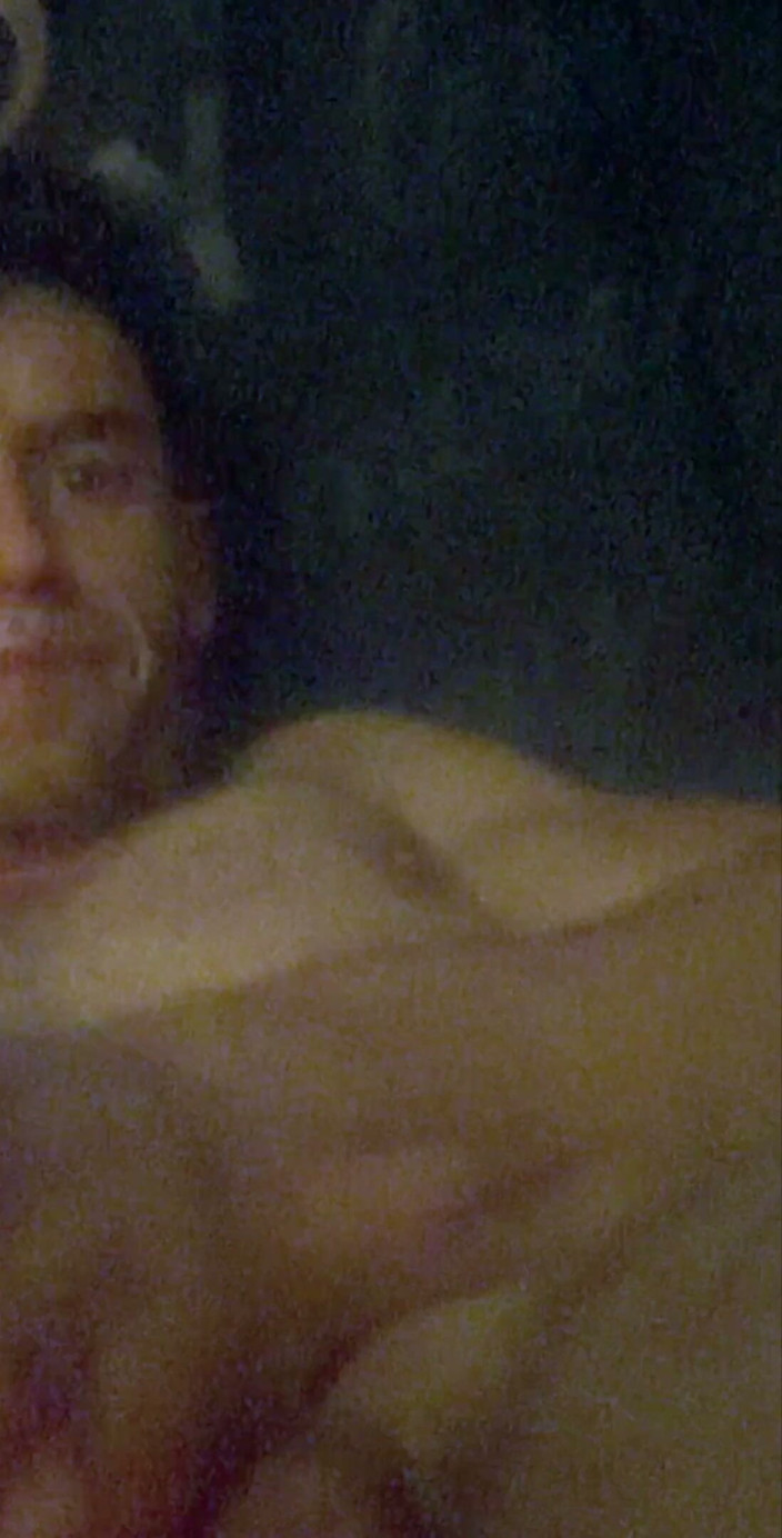 Savage confidence: Deitado na cama, tentando ficar quieto, discreto não acorde os...