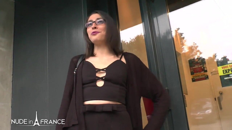 Nude in France: Uma jovem morena fumante chupa paus no gloryhole e é sodomizada...
