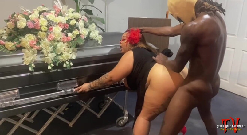 Blvck Rose TV: Dick-o-ween: Belaquis é fodida em funerária assombrada por BBC