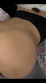 Genç latin ıslak sulu amcık yok sayılıyor ve premiumda tam videoyu genişletene kadar götten sikiliyor
