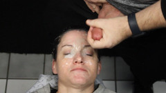 Dirty Dees: Ela está de volta e seu rosto está coberto com...