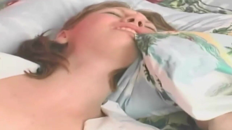 BANGORA RETRO CLUB: Blonde babe vingert druipend van poesje tot schuddend orgasme