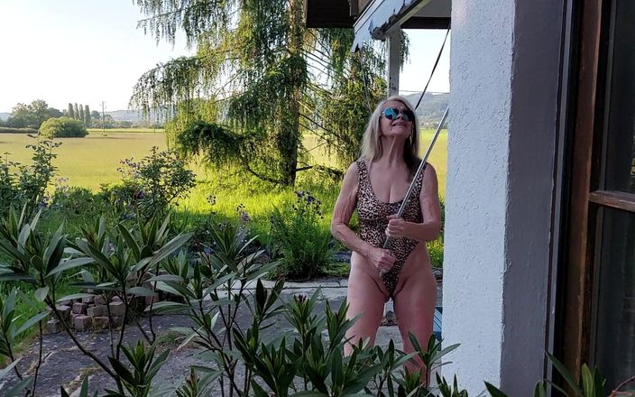 martinawest: Martina într-un costum de baie lucios leopard