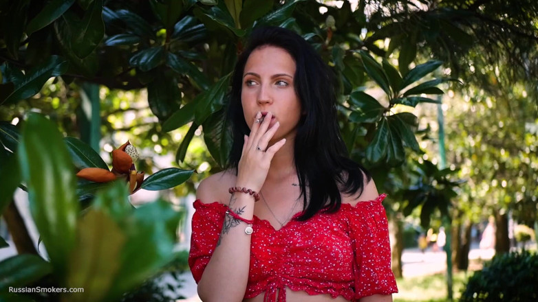 Russian Smokers: 赤いドレスの色っぽいブルネットが巻きたばこを吸う