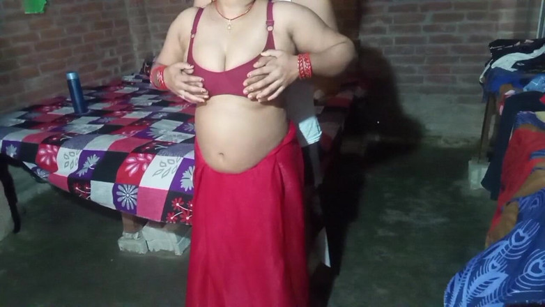 Manjushukla: Laal Sari Me Bhabhi ji sembra molto caldo e sexy.