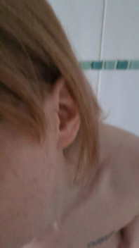 Začíná být sexy a špinavá s trans zlatou sprchou
