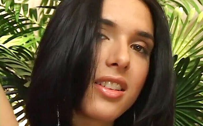 Shemales Tales: Tranny z niesamowitą dupą ssie twardego kutasa