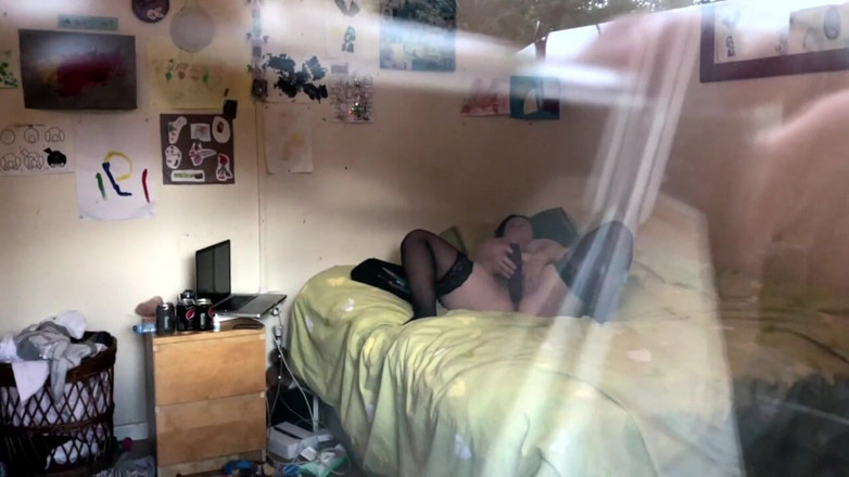 Frequentmasturbation: Sortudo inquilino chega em casa mais cedo para encontrar a...