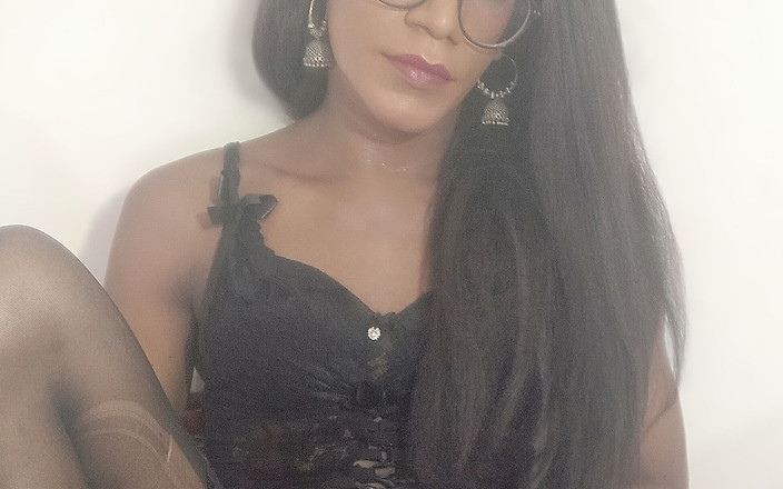 Keerthanakeerthi95: Awek banci India memancut mani dalam stream langsung dan makan...