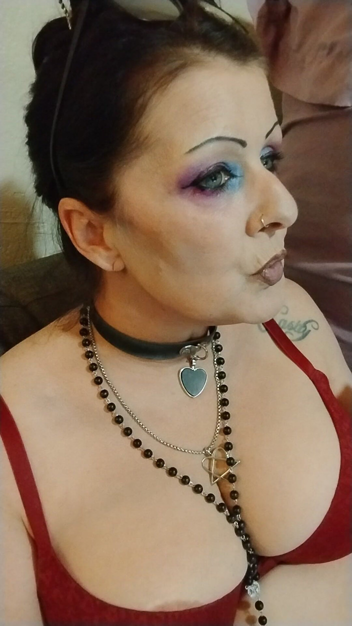 Abby Anna: Milf fumando em um sutiã