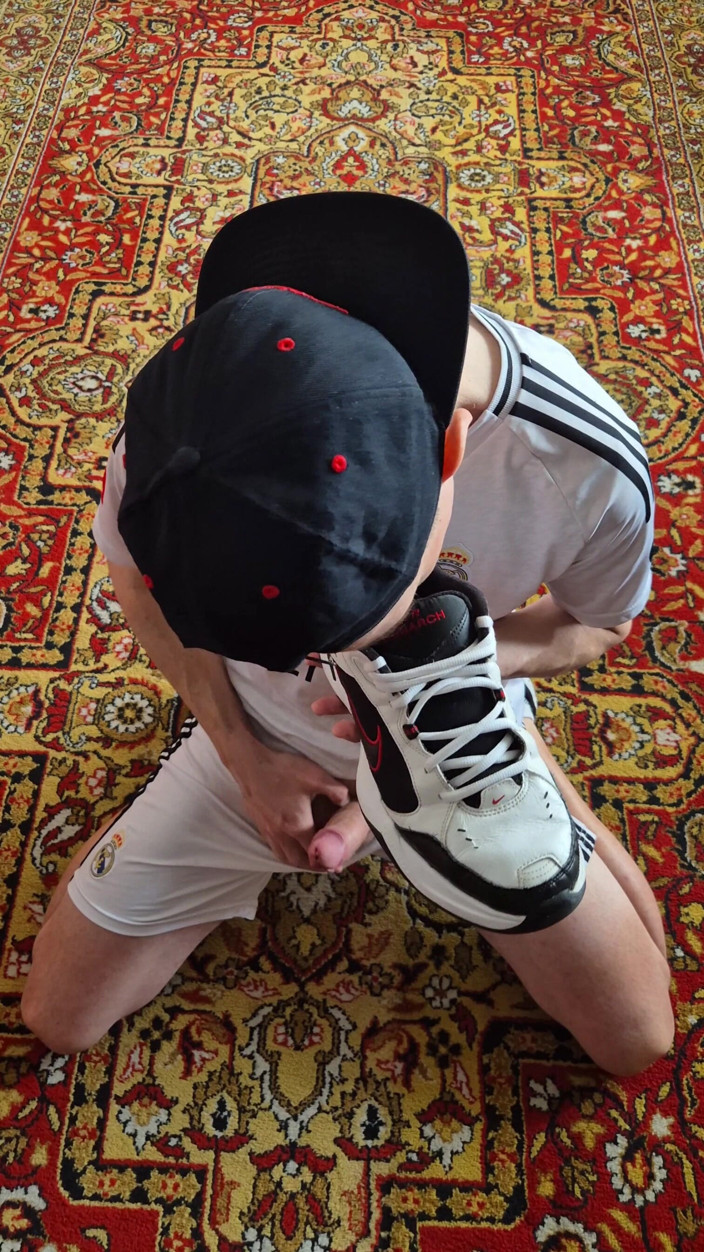 Sneakersmax98: Лижет сперму из кроссовок Nike