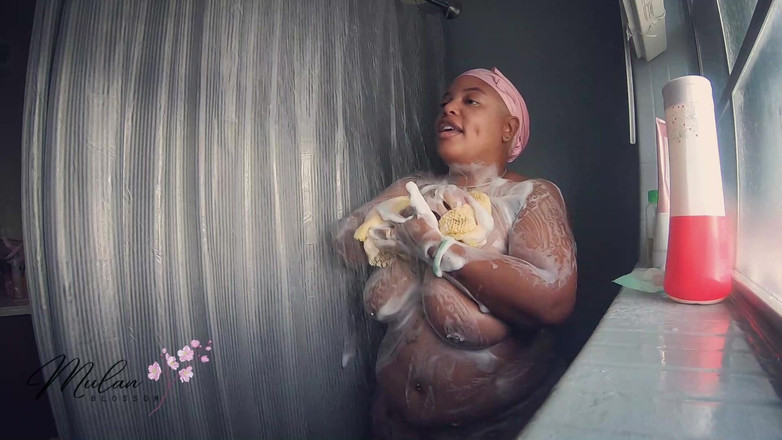 Mulan Blossom: BBW-göttin duscht titten