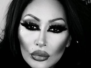 Dominatrix Redsonyja: Il suffit de se masculer sur la photo suivante. Juste...