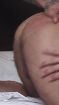 Mężczyźni - Inked Stud William Seed jęczy z przyjemności podczas seksu zerżniętego przez gorącego faceta
